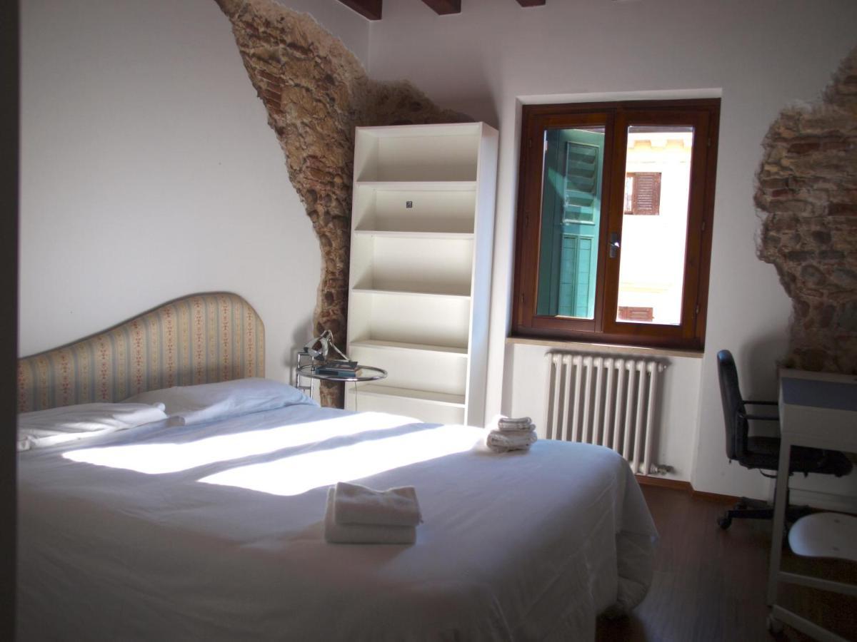 Large Double Room with shared bathroom,1381284956:JPEG