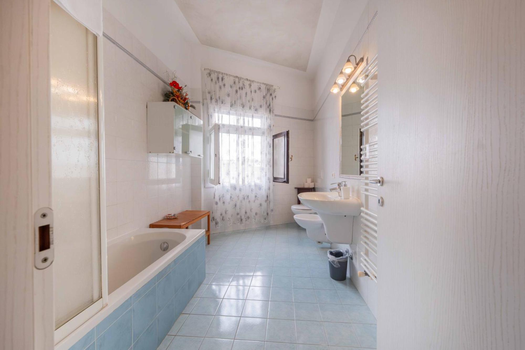 Quadruple Room External Bathroom