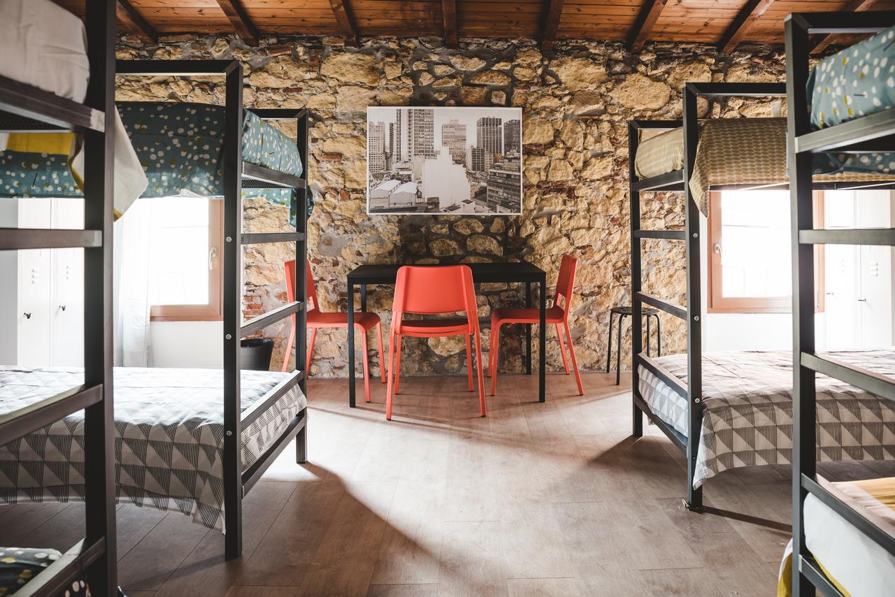 Posto Letto in Dormitorio Misto con 8 Letti