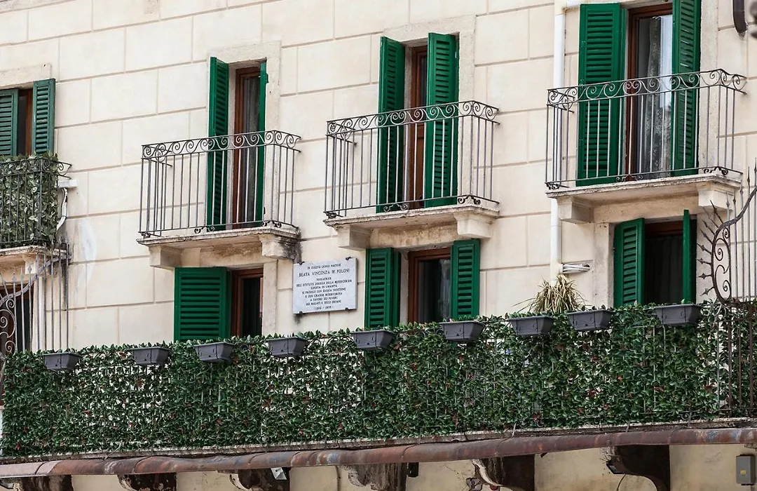 Aurelia Luxury - Piazza delle Erbe-1